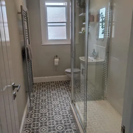One Bedroom Clifton With Parking Apartment *