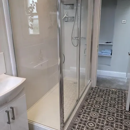 One Bedroom Clifton With Parking *