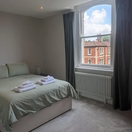 One Bedroom Clifton With Parking דירה